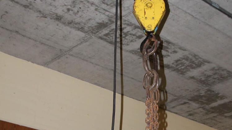 Unter dem Dach ist eine Seilwinde angebracht. Damit werden die Säcke mit halbgebrannten Dolomit für die Entsäuerungsanlage hochgezogen. Foto: Ulrike Müller