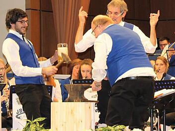Ein Gag beim Jahreskonzert im vergangenen Jahr: Daniel Scholz und Walter Schmitt mussten bei der "Ambosspolka", während sie auf dem Amboss den Takt schlugen, mehrere Maßkrüge mit Bier leeren.  Foto: Julia Raab