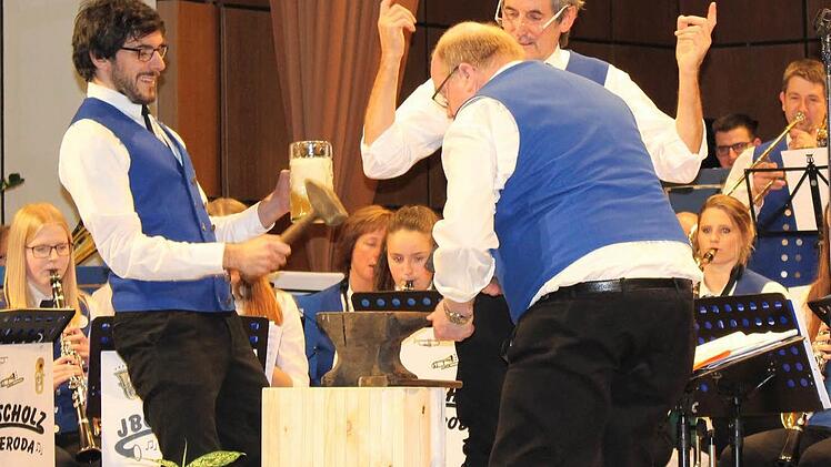 Ein Gag beim Jahreskonzert im vergangenen Jahr: Daniel Scholz und Walter Schmitt mussten bei der "Ambosspolka", während sie auf dem Amboss den Takt schlugen, mehrere Maßkrüge mit Bier leeren.  Foto: Julia Raab