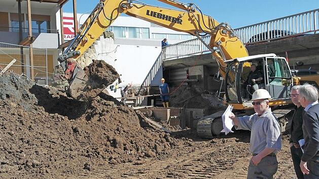 Die Firma Günther-Bau aus Stadtsteinach hat den Auftrag für das Hochwasserschutzprojekt Mühlkanal/Weißer Main in Kulmbach erhalten. Derzeit sind die Arbeiter damit beschäftigt, die Garage gegenüber der Metzgerei Kleinheinz abzusichern. Fotos: Peter Müller