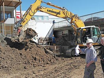 Die Firma Günther-Bau aus Stadtsteinach hat den Auftrag für das Hochwasserschutzprojekt Mühlkanal/Weißer Main in Kulmbach erhalten. Derzeit sind die Arbeiter damit beschäftigt, die Garage gegenüber der Metzgerei Kleinheinz abzusichern. Fotos: Peter Müller