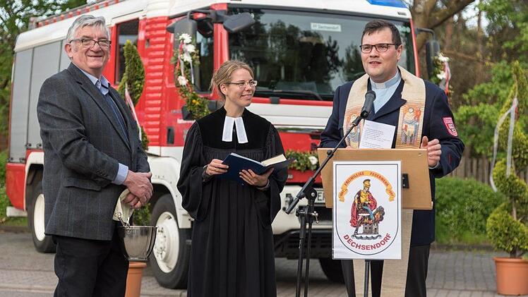 Gelebte Ökumene: Christine Seitzinger und Florian Stark vor dem neuen Fahrzeug. Fotos: Peter Goll