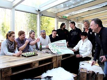Die Gastronomen präsentieren das Plakat (von links): Luana D'Angelo, Bea Wirth, Nina Manzke, Sempatin Hassan, Daniel Waldera, Sami Alijjaj, Achim Hubmann, Jürgen Rissmann, Uschi Rattmann und Thomas Emmilius. Richard Sänger