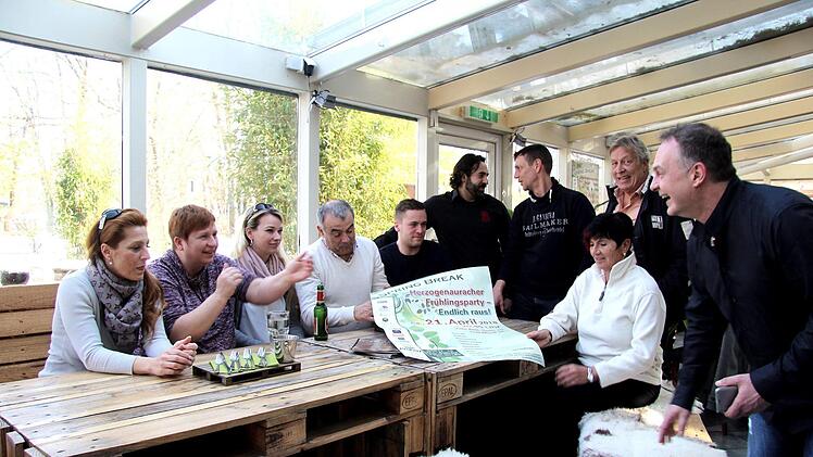 Die Gastronomen präsentieren das Plakat (von links): Luana D'Angelo, Bea Wirth, Nina Manzke, Sempatin Hassan, Daniel Waldera, Sami Alijjaj, Achim Hubmann, Jürgen Rissmann, Uschi Rattmann und Thomas Emmilius. Richard Sänger