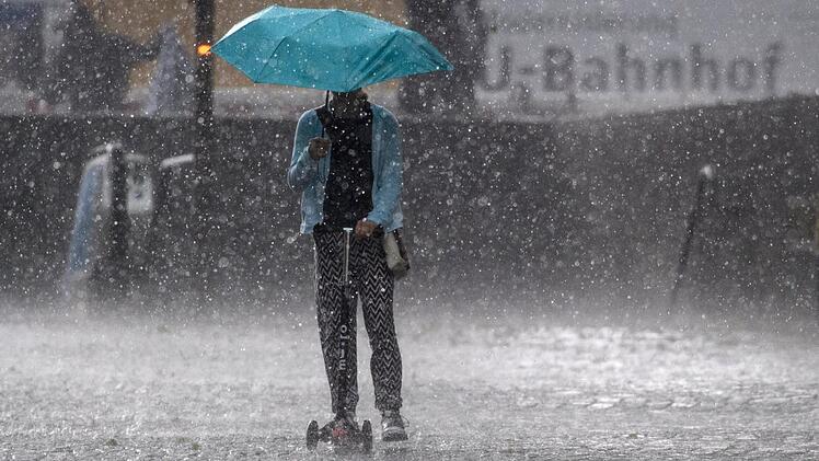 Am Samstagnachmittag bekommen viele Regionen in Bayern und Franken Gewitter ab - mit Starkregen im Gepäck. Symbolfoto: Matthias Balk/dpa