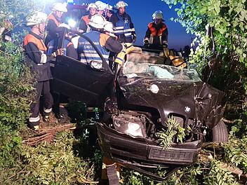 Ein 19-J&auml;hriger ist zwischen Schwabach und Wolkersdorf von der Fahrbahn abgekommen und gegen einen Baum geprallt. Er wurde im Fahrzeug eingeklemmt. Foto: NEWS5 / Fechner