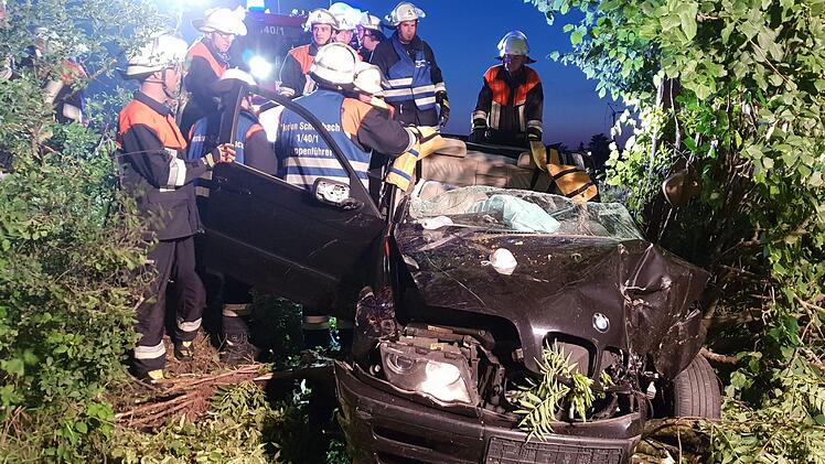 Ein 19-J&auml;hriger ist zwischen Schwabach und Wolkersdorf von der Fahrbahn abgekommen und gegen einen Baum geprallt. Er wurde im Fahrzeug eingeklemmt. Foto: NEWS5 / Fechner