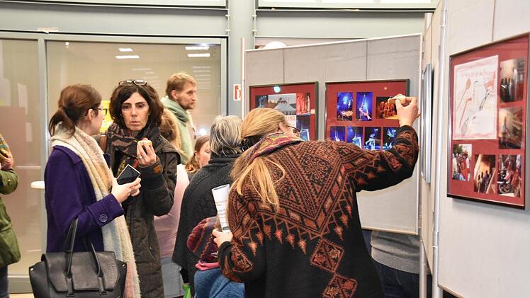 An den Stellwänden erhalten die Besucher Einblicke in den Schulalltag an der Waldorfschule Wernstein. Foto: Uschi Prawitz