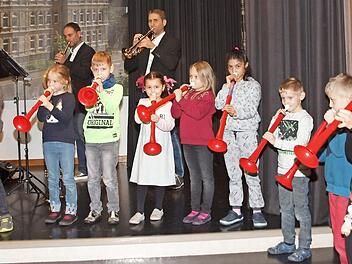 Acht Schüler spielten mit Lehrerin Cornelia Kassens (rechts) mit Kinderposaunen unter Begleitung des Ensembles ein Lied.  Foto: Alfred Thieret