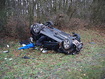 Fahrer fl&uuml;chtet und baut Unfall