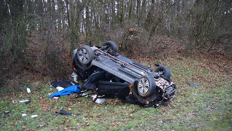 Fahrer fl&uuml;chtet und baut Unfall