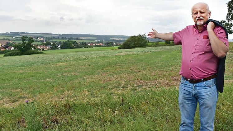 Bürgermeister Ernst Strian zeigt auf das von der Diakonie bevorzugte Grundstück für die Seniorenpflege.