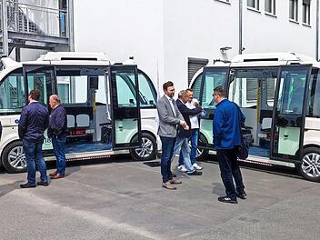 Die Shuttle-Fahrzeuge sto&szlig;en auf gro&szlig;es Interesse.