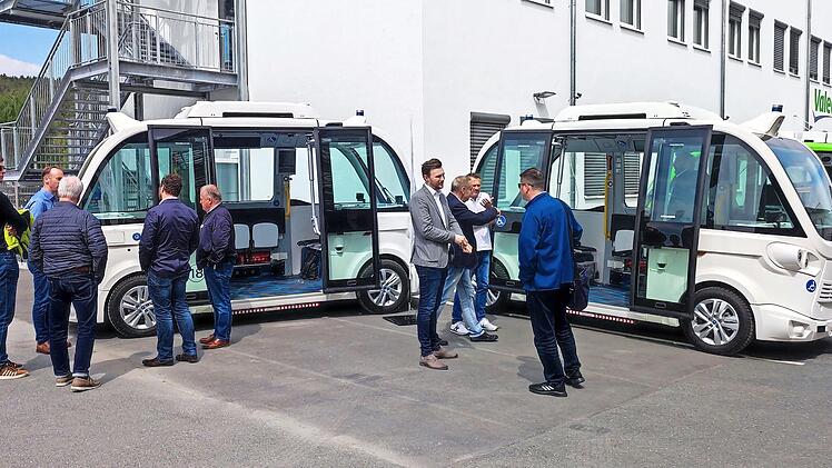 Die Shuttle-Fahrzeuge sto&szlig;en auf gro&szlig;es Interesse.