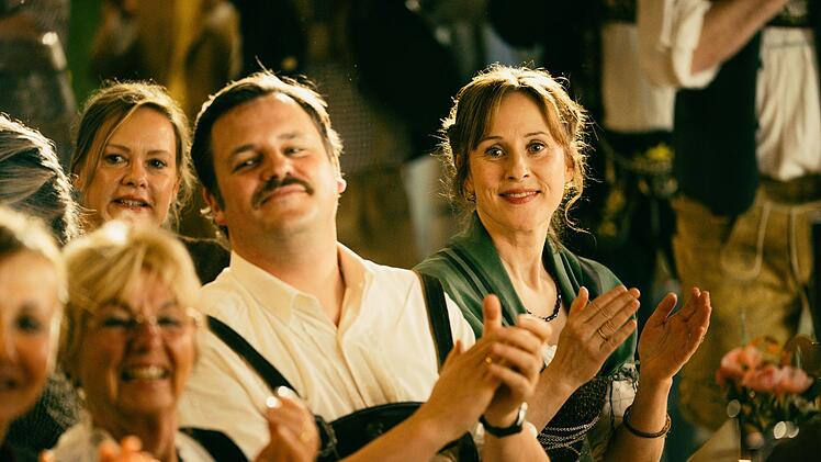 Bauer Georg Bierwirth (Frederic Linkemann) und seine Frau Veronika (Marlene Morreis) sind bodenst&auml;ndige Menschen, denen Tradition viel bedeutet. Mit den Lebenstr&auml;umen ihrer Tochter fremdeln sie ein wenig.