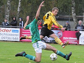 Der 1:2-Anschlusstreffer des FC Thulba: der Rettungsversuch des Riedenbergers Thomas Vorndran (vorne) beim Schuss von Julian Wüscher kommt zu spät. Foto: Hopf