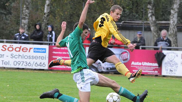 Der 1:2-Anschlusstreffer des FC Thulba: der Rettungsversuch des Riedenbergers Thomas Vorndran (vorne) beim Schuss von Julian Wüscher kommt zu spät. Foto: Hopf