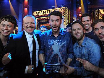 Der jüngste Coup von "Revolverheld": Im September gewannen sie mit "Lass uns gehen" den "Bundesvision Song-Contest" von Stefan Raab (Zweiter von links). Ganz links: Schlagzeuger Jakob Sinn, der mit dem Tageblatt über Balladen, Rockiges und mehr sprach. Foto: Swen Pförtner/dpa