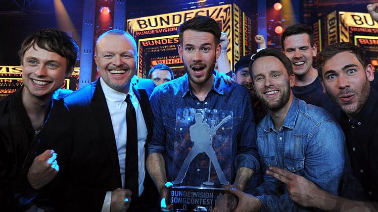 Der jüngste Coup von "Revolverheld": Im September gewannen sie mit "Lass uns gehen" den "Bundesvision Song-Contest" von Stefan Raab (Zweiter von links). Ganz links: Schlagzeuger Jakob Sinn, der mit dem Tageblatt über Balladen, Rockiges und mehr sprach. Foto: Swen Pförtner/dpa