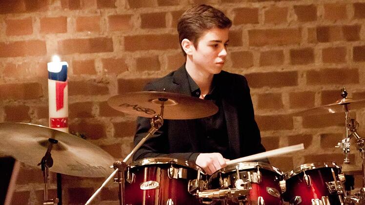 "Church Rocks" lautete das Motto eines Adventskonzert in der Coburger Kirche St.Markus. Am Schlagzeug: Willy Karl.Foto: Jochen Berger