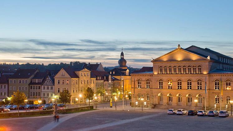 Schön, historisch - aber innen nicht mehr den heutigen technischen Standards entsprechend: Das Landestheater Coburg muss dringend saniert werden. Foto: Daniel Karmann, dpa
