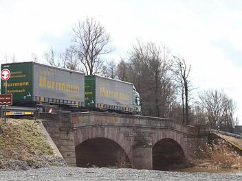 Die Sandsteinbrücke zwischen Melkendorf und Katschenreuth bekommt einen Kompagnon an die Seite gestellt. Die Brückenbauarbeiten sollen noch in diesem Jahr beginnen. Beeinträchtigungen für den Verkehr sollen damit keine verbunden sein. Foto: Jochen Nützel