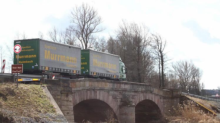 Die Sandsteinbrücke zwischen Melkendorf und Katschenreuth bekommt einen Kompagnon an die Seite gestellt. Die Brückenbauarbeiten sollen noch in diesem Jahr beginnen. Beeinträchtigungen für den Verkehr sollen damit keine verbunden sein. Foto: Jochen Nützel