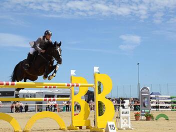 Auf dem Sprung: Die nächsten Tage ist es in Detter vorbei mit der Beschaulichkeit beim Stelldichein der Reitsport-Elite auf dem Reiterhof Rhön. Foto: Jürgen Schmitt