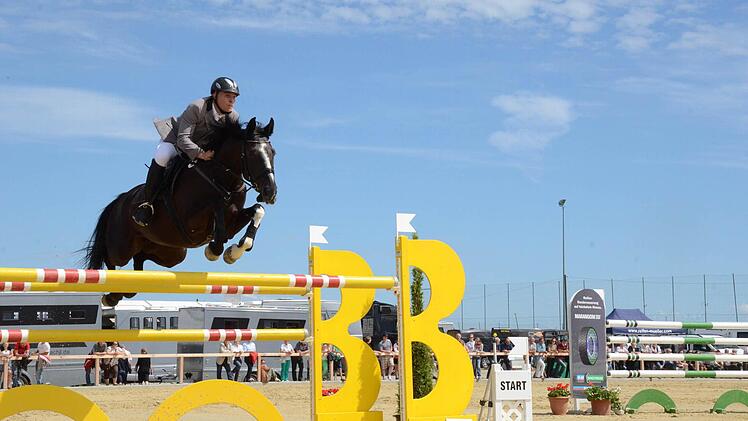 Auf dem Sprung: Die nächsten Tage ist es in Detter vorbei mit der Beschaulichkeit beim Stelldichein der Reitsport-Elite auf dem Reiterhof Rhön. Foto: Jürgen Schmitt