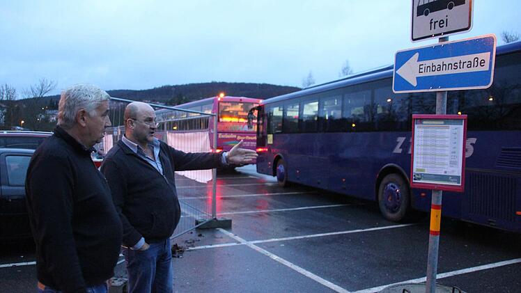 Machen wir den Bushalt für den Zugersatz an diese Haltestelle, oder doch auf die andere Seite? OVF-Planer Landgraf (links) berät sich mit einem Busfahrer aus Bad Neustadt.