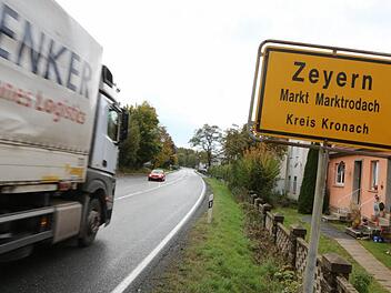 Mindestens bis Ende 2018 werden Lastwagen noch durch Zeyern fahren. Foto: Barbara Herbst/Archiv