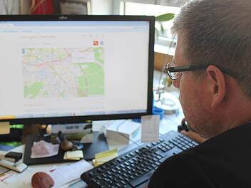 Rainer Keis recherchiert die Firmen in der Region, die sich am Aktionstag beteiligen. Foto: Anette Schreiber