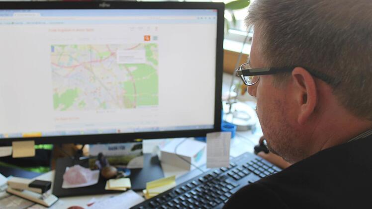 Rainer Keis recherchiert die Firmen in der Region, die sich am Aktionstag beteiligen. Foto: Anette Schreiber