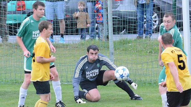 Stark gehalten, aber dennoch keine Punkte gab es f&uuml;r Untererthals Keeper Daniel Hammer, hier in einer Szene mit seinen Teamkollegen (von links) Benedikt H&uuml;fner und Tobias Schneider sowie den Thulbaern Julian W&uuml;scher und Benjamin Johannes (Nr. 5). Foto: ssp