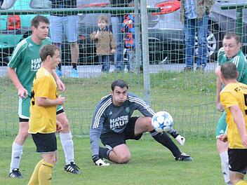 Stark gehalten, aber dennoch keine Punkte gab es für Untererthals Keeper Daniel Hammer, hier in einer Szene mit seinen Teamkollegen (von links) Benedikt Hüfner und Tobias Schneider sowie den Thulbaern Julian Wüscher und Benjamin Johannes (Nr. 5). Foto: ssp