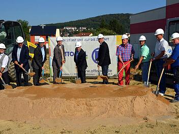 Den obligatorischen ersten Spatenstich übernahmen Bauherr, Bauunternehmer und Architekt.  Foto: Peter Rauch