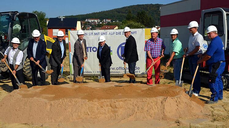 Den obligatorischen ersten Spatenstich übernahmen Bauherr, Bauunternehmer und Architekt.  Foto: Peter Rauch