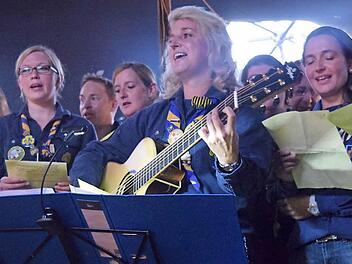 Alle aktiven Pfadfinder haben sich um Silke Hein versammelt, um mit ihr das für das Jubiläum geschriebene Lied zu singen.  Fotos: Daniela Pondelicek