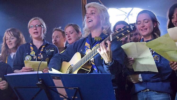 Alle aktiven Pfadfinder haben sich um Silke Hein versammelt, um mit ihr das für das Jubiläum geschriebene Lied zu singen.  Fotos: Daniela Pondelicek