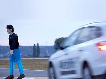 Die Mono-Kamera erkennt den Fußgänger problemlos. Der Fahrer wird gewarnt und das Fahrzeug bremst selbstständig.
