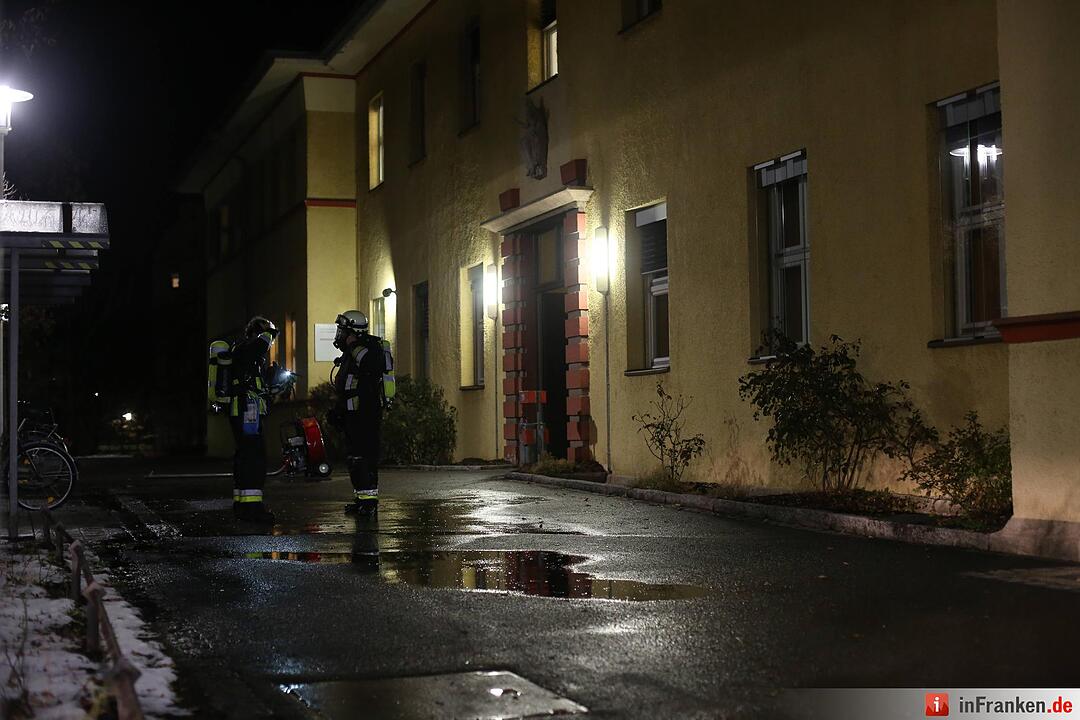 Bett fing im Klinikum Feuer - Großeinsatz der Rettungskräfte in Nürnberg-Nord