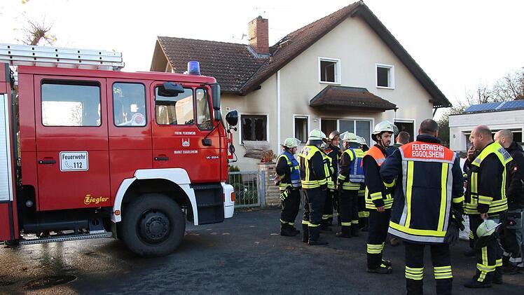 Laut Polizei vor entzündete sich das Feuer in der Küche der Wohnung. Fotos: Josef Hofbauer