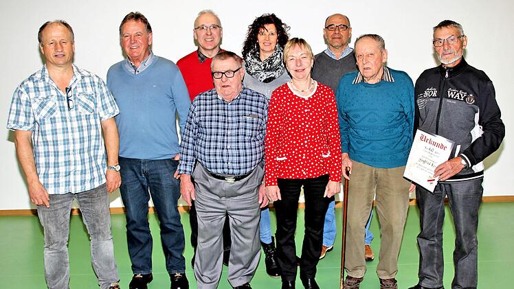 Geehrte Mitglieder des TSV Rannungen (von links): Alfred Erhard, Edgard Büttner, Joachim Markert, Ottmar Wolz, Karin Nöth, Waltraud Polland, Walter Büttner, Kurt Seufert und Siegfried Kess. Foto: Dieter Britz
