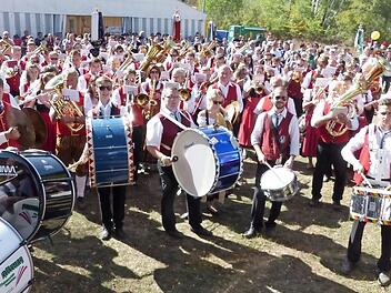 Nach dem Eintreffen des Festzugs gaben alle Kapellen ein Standkonzert Fotos: Klaus-Peter Wulf