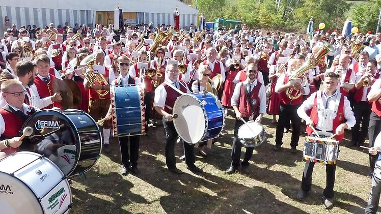 Nach dem Eintreffen des Festzugs gaben alle Kapellen ein Standkonzert Fotos: Klaus-Peter Wulf