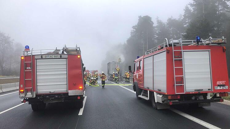 Bei einem Anhänger-Brand auf der A9 kam es zu Verkehrsbehinderungen auf der Autobahn. Foto: NEWS5 / Bauernfeind