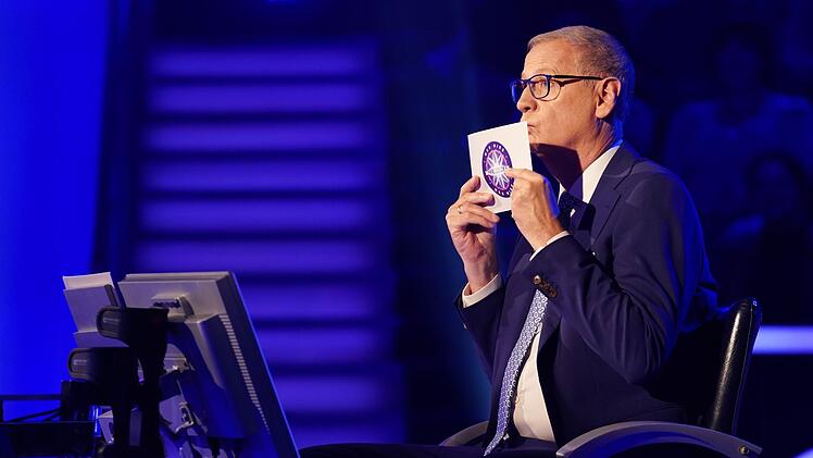 Günther Jauch küsst gerührt die Infokarte über Kandidatin Sophia Schneider, die einst in ihn verknallt war.