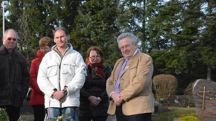 Am Grab von Adolf Höhn, dem kürzlich gestorbenen einstigen Bürgermeister von Ermershausen, wurde dem verdienten Haßbergfreund gedacht. Foto: Gerhard Schmidt