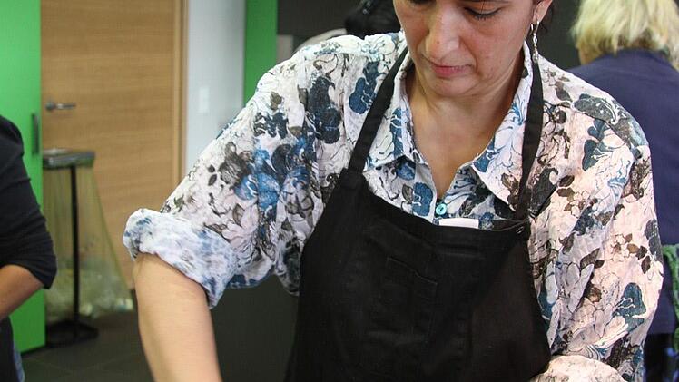 Zöhre Özhan mischt Reis und Gewürze.