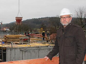 Andreas Ollertz von der örtlichen Bauleitung hat den Überblick über die Baustelle für das neue Haus Waldenfels. Fotos: Ulrike Müller